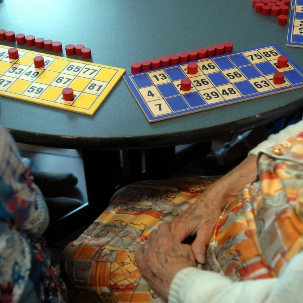 Bingo spielt ältere Menschen