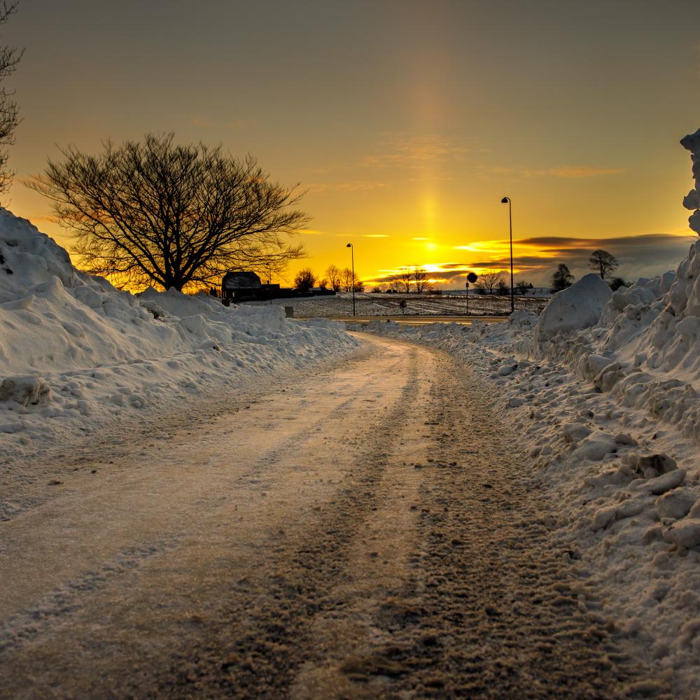 Winter und Straße vom Schnee befreit