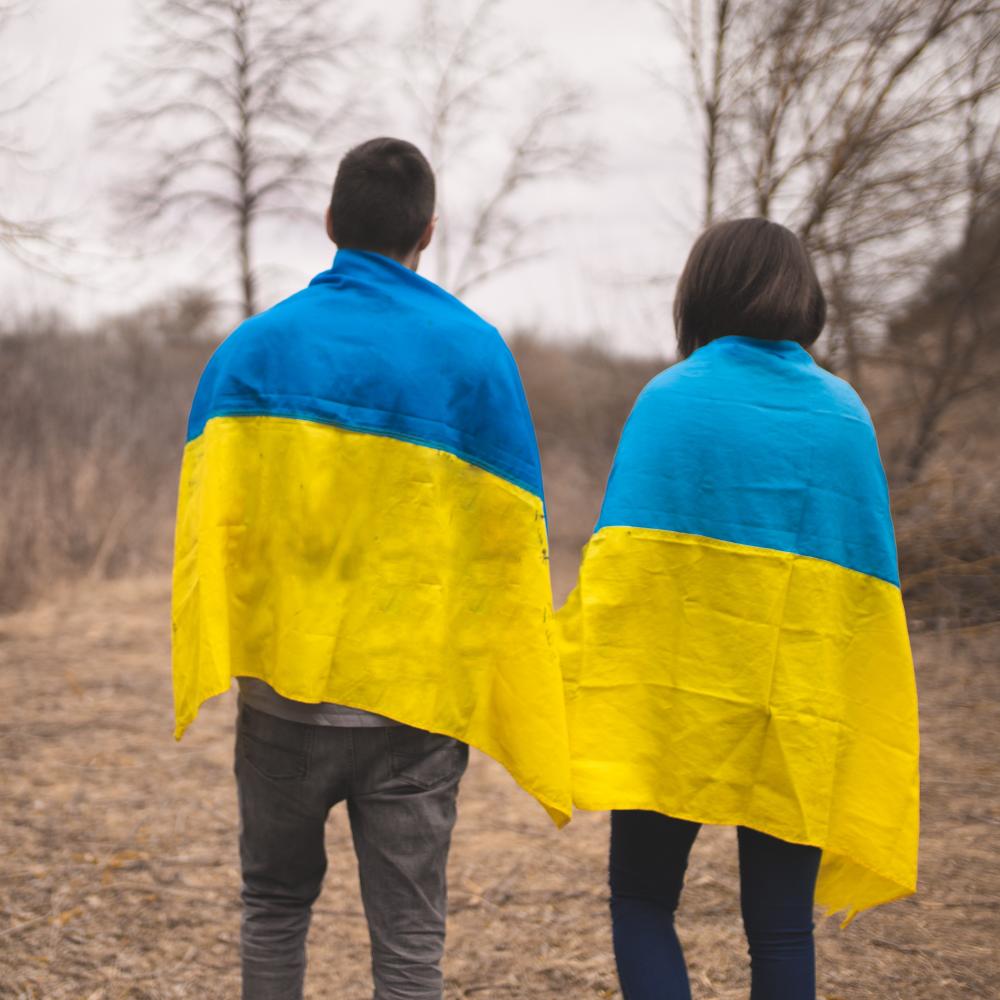 Par med ukrainsk flag