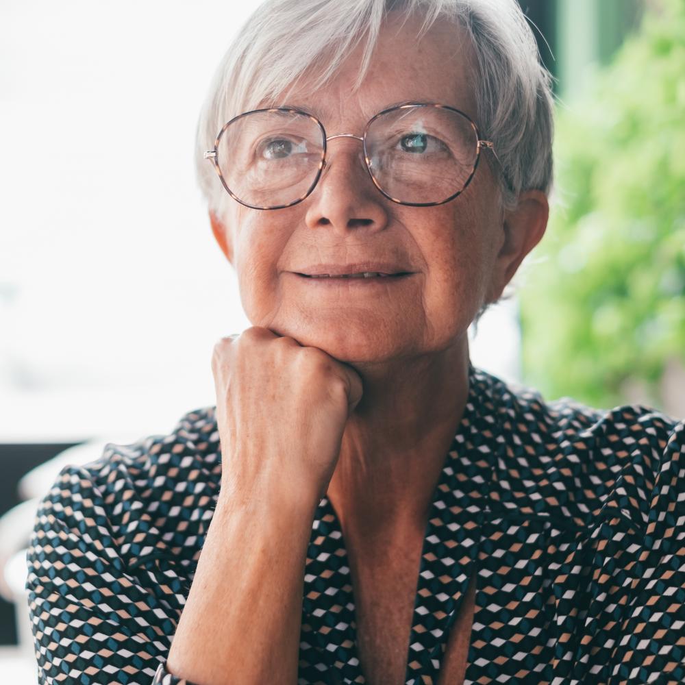 Kvinde kigger ud af vinduet